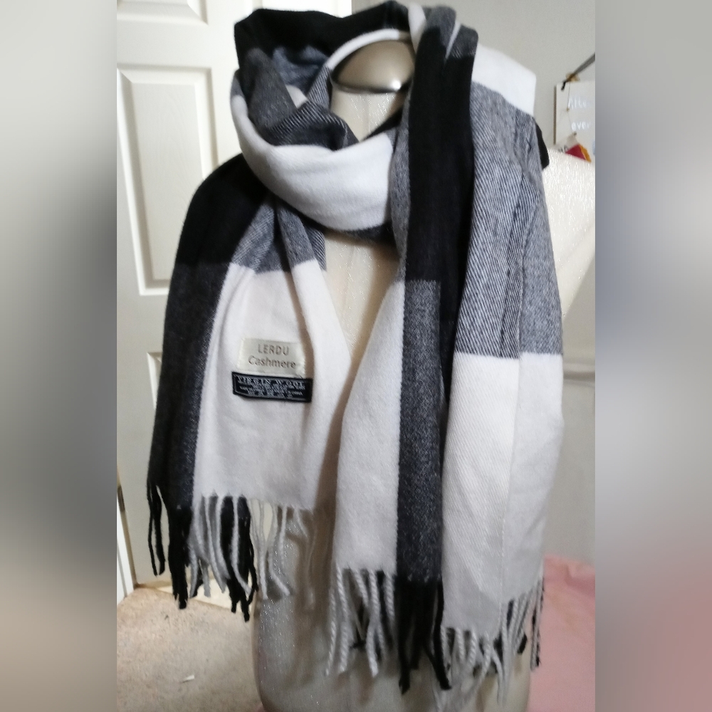Lerdu Cashmere Virgin Wool Fringe Scarf.